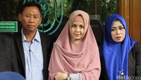 Nggak berlebihan dong, kecuali saya minta uang banyak. Tadinya mau minta maaf, saling minta maaf kalau ada ibunya pun bukan hal yang berat, jawab Risty yang berdiri berdampingan dengan pengacara suaminya itu.
