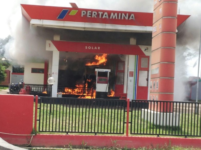 Pemotor Tolak Matikan Mesin Saat Isi BBM, SPBU di Riau Terbakar