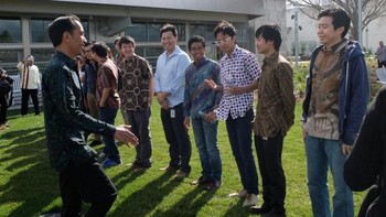 Ditemani Ibu Negara Iriana, Jokowi menyalami satu per satu karyawan Facebook asal Indonesia yang berjumlah 17 orang itu. Tak ketinggalan, presiden menanyakan kabar mereka. Gimana di sini? Sudah berapa lama kerja di sini? Kerasan nggak di sini, tanya Jokowi. Foto: detikcom/Ikhwanul Khabibi