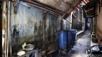 Kawasan Kalijodo sudah mulai sepi. Hanya terlihat beberapa warga yang melintas di kawasan tersebut.