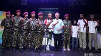 Sementara itu, dua pendaki lainnya yakni aktivis pecinta alam Asep Sumantri dan Syatiri Achmad Aswani. Tim ini juga beranggotan perempuan, yakni Widya Victoria.