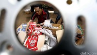 Tersangka mengemas onderdil dari China dengan merek AHM Honda, Yamaha, dan Suzuki.