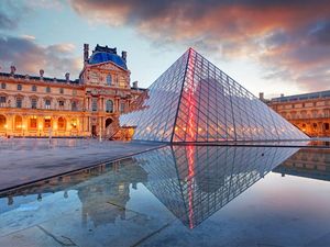 Cuma Pakai Bra di Museum Louvre, Influencer Diusir Polisi