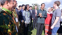 Jokowi berbincang santai dengan Mark Zuckerberg. Ist/Setpres/detikFoto.
