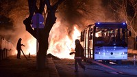 Bom mobil tersebut meledak ketika konvoi bus militer yang membawa puluhan tentara berhenti di lampu merah di pusat Kota Ankara. Ihlas News Agency Turkey Out/Reuters/detikFoto.