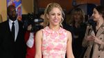 Pakai Dress Mini Pink, Shakira Manis Banget!