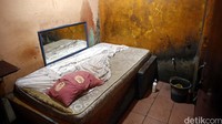 Kamar berantakan karena ditinggal penghuninya.