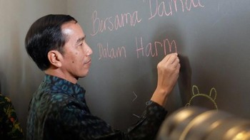 Begini tulisan yang dibubuhkan Jokowi di Wall of Fame kantor Facebook. Foto: detikcom/Ikhwanul Khabibi