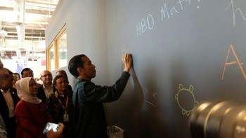 Presiden Joko Widodo sempat menuliskan beberapa kalimat di dinding kantor yang berlokasi di Menlo Park, California, Amerika Serikat itu. Foto: detikcom/Ikhwanul Khabibi