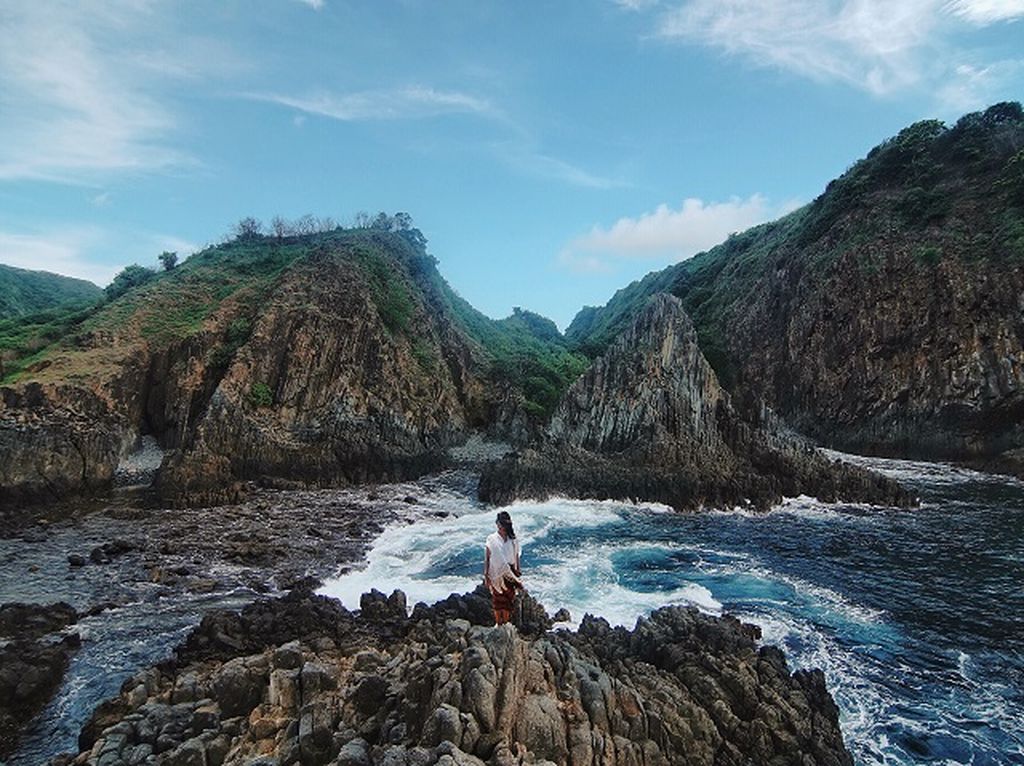 Gambar Pantai Karang Keindahan Nusantara yang Tersembunyi Foto 8