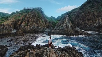 Meski dikelilingi batu karang, pantai Semeti di Lombok tetap memiliki eksotisme yang memukau. Foto: Ahmad Renaldi