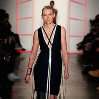 Lauren Wasser berlenggang di catwalk ketika kaki kirinya belum diamputasi. Selain sebagai model, Lauren juga menjadi aktivis. Pengalaman pahit kehilangan kaki digunakan Lauren untuk mengedukasi para perempuan muda agar lebih bijak dalam menggunakan produk kebersihan perempuan. (Foto: Getty Images)