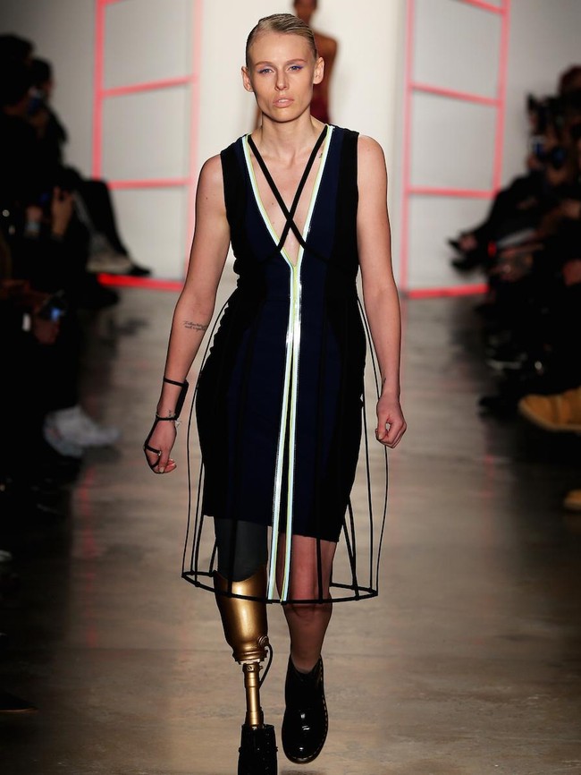 Lauren Wasser berlenggang di catwalk ketika kaki kirinya belum diamputasi. Selain sebagai model, Lauren juga menjadi aktivis. Pengalaman pahit kehilangan kaki digunakan Lauren untuk mengedukasi para perempuan muda agar lebih bijak dalam menggunakan produk kebersihan perempuan. (Foto: Getty Images)