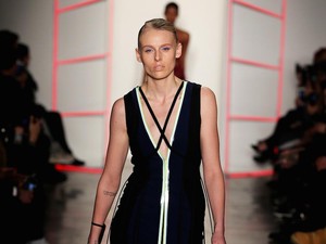Model dengan Kaki Amputasi Tampil di New York Fashion Week