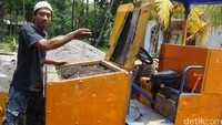 Sariman (37) ayah empat anak yang tidak lulus Sekolah Menengah Pertama (SMP), mampu menciptakan sebuah mesin roller mini atau slender yang biasa digunakan untuk menggilas, memadatkan atau mengeraskan aspal jalan raya dari barang-barang bekas.