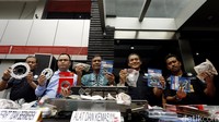 Polisi menggelar barang bukti di Mapolda Metro Jaya, Kamis (18/2/2016).