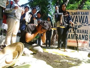 Aksi Damai Iringi Sidang Kasus Pembunuhan Salim Kancil