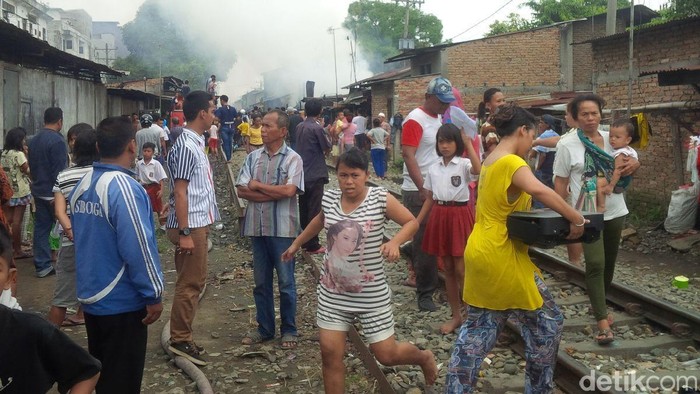 6 Rumah Hangus Terbakar di Dekat Rel Kereta Api Medan