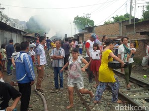 6 Rumah Hangus Terbakar di Dekat Rel Kereta Api Medan