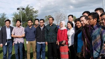 Presiden pun menyempatkan diri foto bersama. Foto: detikcom/Ikhwanul Khabibi