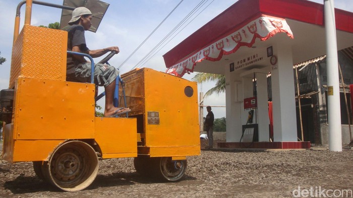 Alat Berat Mini Buatan Sariman Berhasil Pikat Pelanggan Pertama