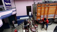 Pekerja mengangkut kursi dalam diskotek.
