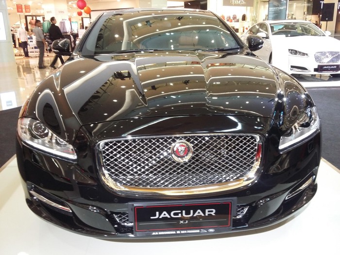 Naik Garuda ke Amsterdam, London dan Jeddah, Diantar ke Bandara Naik Jaguar dan Range Rover