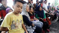 Warga yang diangkut ke Rusun Pulogebang mayoritas ibu-ibu dan anak-anak.