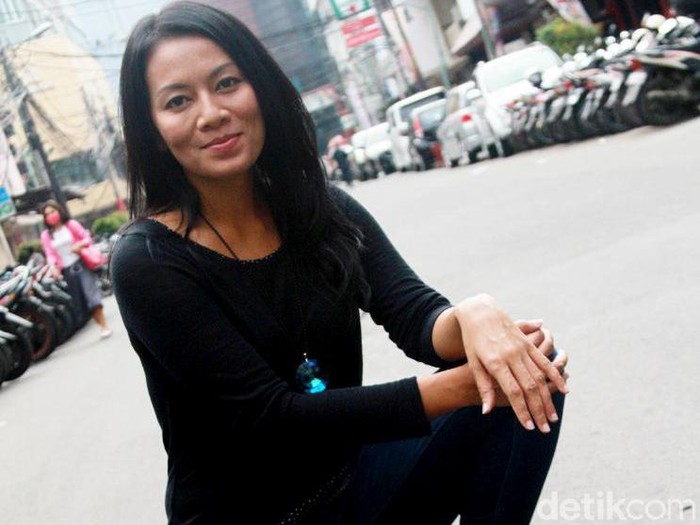 Dewi Lestari di Filosofi Kopi, Melawai, Blok M, Jakarta Selatan
