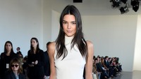 Tampil sederhana, adik Kim Kardashian itu tentu tetap menjadi sorotan. Michael Loccisano/Getty Images/detikFoto.
