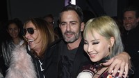 Ia tampak akrab dengan sang desainer. Dimitrios Kambouris/Getty Images for Marc Jacobs/detikFoto.