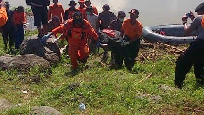 Jasad Slamet Terjun dari Jembatan Ditemukan di Sela Eceng Gondok
