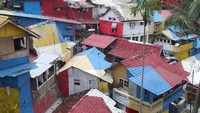 Romo Mangun bersama para mahasiswa dan relawan menata kawasan pemukiman menjadi bangunan penuh warna. Lihat saja atap rumahnya (Bagus/detikTravel)