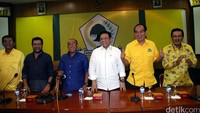 Selain Ical, hadir dua Waketum Golkar Agung Laksono dan Theo Sambuaga, Ketua DPP Yorrys Raweyai, dan politikus Golkar Fadel Muhammad.