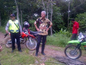 Gubernur Ganjar Naik Motor Trail Blusukan di Jalan Tembus Banjarnegara-Kebumen