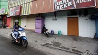 Kafe-kafe juga sudah tak menjalankan lagi bisnisnya. Para pekerja dan perempuan pemandu lagu diam-diam sudah hengkang.