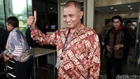 Ketua KPK Agus Rahardjo mengacungkan jempolnya sebelum memberikan keterangan pers soal pertemuannya dengan sejumlah guru besar dari berbagai universitas di Indonesia.