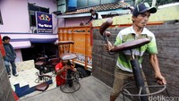 Pemilik diskotek mengangkut barang-barangnya menggunakan truk.