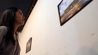 Pengunjung sedang mengamati foto uang dipameran. Febri Angga Palguna/detikFoto.