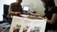 Customer cervice tengah menjelaskan tentang Sukuk Ritel SR-008 di kantor cabang Bank Mandiri, yang merupakan salah satu agen penjual Sukuk Ritel SR-008, Jumat (19/2.2016).