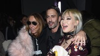 Leader girlband 2NE1 itu berpose dengan Marc Jacobs. Dimitrios Kambouris/Getty Images for Marc Jacobs/detikFoto.