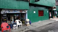 Lokasi-lokasi biasa tempat warga beraktivitas tak seramai dahulu. 