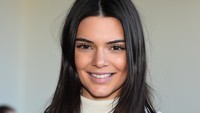 Dengan riasan wajah yang natural, Kendall tampak cantik. Michael Loccisano/Getty Images/detikFoto.