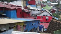 Rumah di bantaran Kali Code yang memanjang ke arah selatan. Kontur tanah bertebing dari atas ke bawah itu menjadi tempat hunian warga sejak dulu (Bagus/detikTravel)