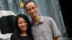 Kemesraan Dewi Lestari dan Suami
