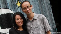 Mereka terlihat serasi dalam balutan busana kasual berwarna hitam, sedangkan Reza mengenakan kemeja berwarna abu-abu. Pool/Gus Mun/detikFoto.