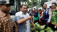 Wali Kota Jakarta Barat Anas Effendi melepas warga Kalijodo ke Rusun Pulogebang, Jumat (19/2/2016