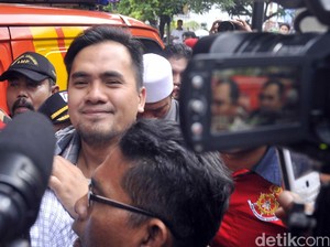 Jenguk Saipul Jamil, Ibunda Bawa Donat dan Jengkol