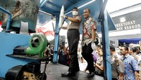 Sabu dimasukan ke dalam mesin penghancur.