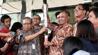 Guru Besar Sosiologi UI Bambang Widodo Umar (kiri) dan Ketua KPK Agus Rahardjo (kanan) menunjukkan pensil raksasa bertuliskan Tolak Revisi UU KPK.